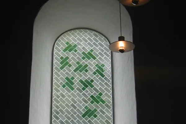 Jelling Kirke - Kirkevindue. Mosaic af Jørn Larsen 