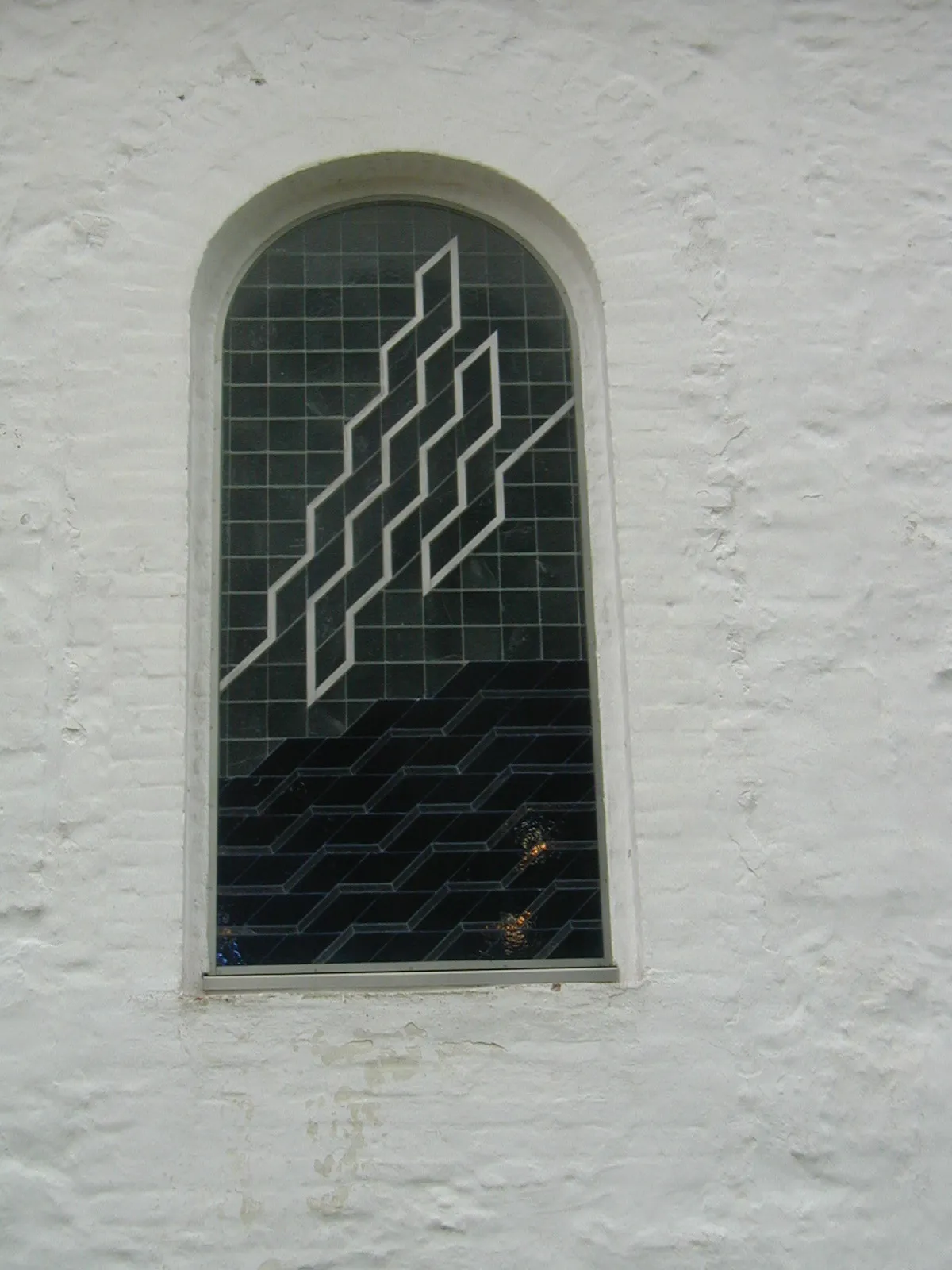 Jelling Kirke - Kirkevindue. Mosaic af Jørn Larsen