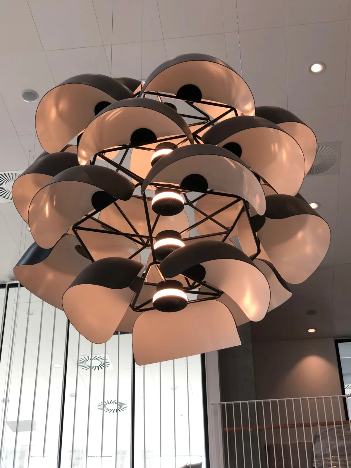 Lampe til Alsik Hotels foyer.